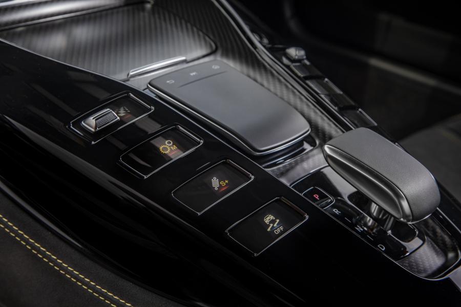 Детали интерьера Mercedes-AMG GT R (C190) 2019 года  (NA) (фото 82 из 85)